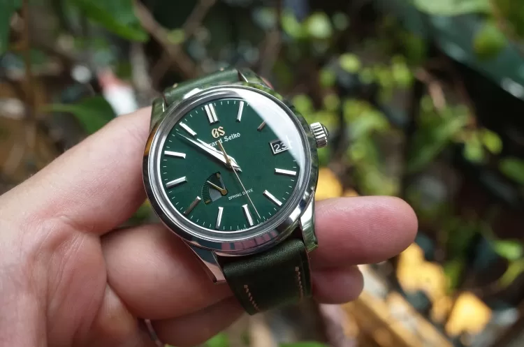 Grand Seiko SBGA453: A Dance of Light and Shadow on the Dial